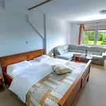 Gostisce - Stari Hrast ゲストハウス リュトメル