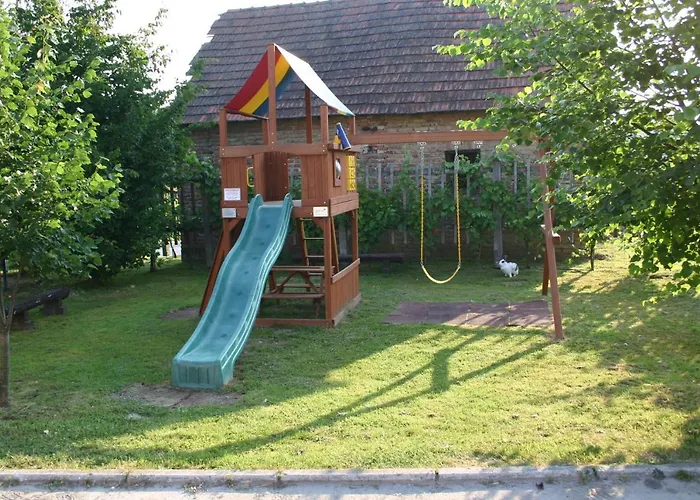 Gostisce - Stari Hrast ゲストハウス